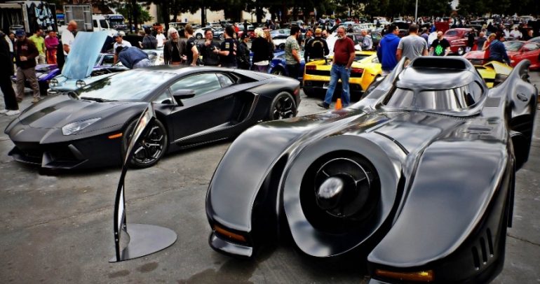 بالفيديو: سيارة باتمان تفترس السيارات الفاخرة في دبي